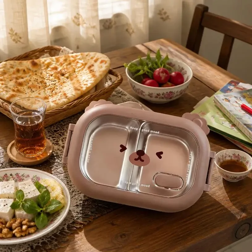 قالب روی میز ظرف غذا کنار صبحانه، لانچ‌باکس و میان‌وعده
